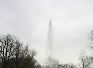Wasserspiel am Vorplatz der Strandterrassen in Steinhude fertig Probelauf des Wasserspiels in Steinhude
