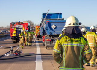Altbatterien auf Ladefläche eines Sattelzuges fingen Feuer Feuerwehreinsatz