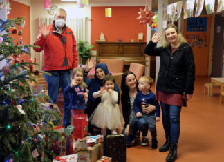 Friseursalon erfüllt Kinderwünsche zu Weihnachten Wunschbaum