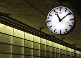 Barrierefreier Ausbau des Bahnhofs Isernhagen startet Bahnhofsuhr