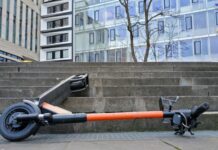 E-Scooter liegt