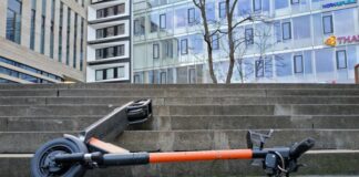 E-Scooter liegt