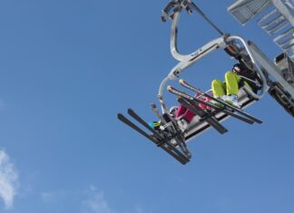 Skifahren unter Corona-Auflagen – unterschiedliche Länder, unterschiedliche Regeln Ski-Lift