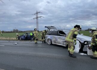 Feuerwehreinsatz nach Frontalzusammenstoß bei Lehrte PKW Unfall