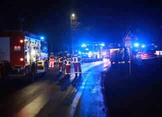 Wohnhausbrand in Isernhagen – Feuerwehren mit Großaufgebot im Einsatz – Kurzmeldung Feuerwehreinsatz Isernhagen