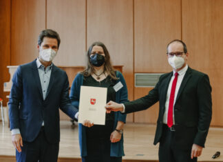 Antrittsgespräch: Regionspräsident und Kultusminister treffen sich Bescheidübergabe (v. l.): Regionspräsident Steffen Krach und Daniela Pohl, Leiterin der Hartwig-Claußen-Schule, nehmen vom niedersächsischen Kultusminister Grant Hendrik Tonne die Förderzusage für den Ausbau der digitalen Infrastruktur im Schulgebäude am Altenbekener Damm entgegen.