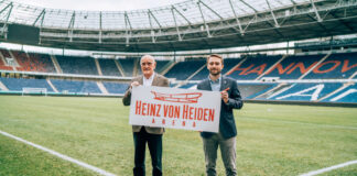96-Geschäftsführer Martin Kind (l.) und Dr. Helge Mensching, Geschäftsführer von Heinz von Heiden, präsentieren das Logo der Heinz von Heiden-Arena im Innenraum des Stadions.