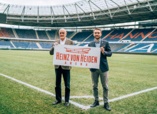Hannover 96 spielt künftig in der Heinz von Heiden-Arena 96-Geschäftsführer Martin Kind (l.) und Dr. Helge Mensching, Geschäftsführer von Heinz von Heiden, präsentieren das Logo der Heinz von Heiden-Arena im Innenraum des Stadions.