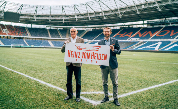 96-Geschäftsführer Martin Kind (l.) und Dr. Helge Mensching, Geschäftsführer von Heinz von Heiden, präsentieren das Logo der Heinz von Heiden-Arena im Innenraum des Stadions.
