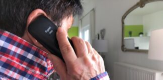 Mann am Telefon