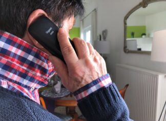 Welle von Schockanrufen im Raum Celle – Polizei warnt eindringlich vor Telefonbetrügern Mann am Telefon