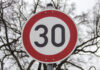 Straßenschild Geschwindigkeitsbeschränkung 30 km/h