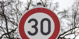 Straßenschild Geschwindigkeitsbeschränkung 30 km/h