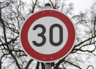 Wegen Straßenarbeiten gilt ab 17. Januar in einem Teil der Straße Alt-Vinnhorst 30 Km/h Straßenschild Geschwindigkeitsbeschränkung 30 km/h