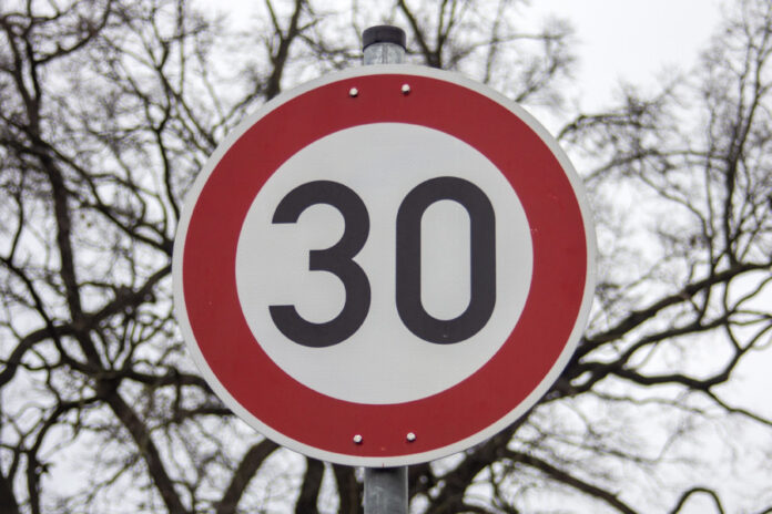 Straßenschild Geschwindigkeitsbeschränkung 30 km/h