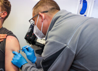 Nächste Impfaktion am Sonntag Rettungssanitäter Werner Wycisk beim Impfen.