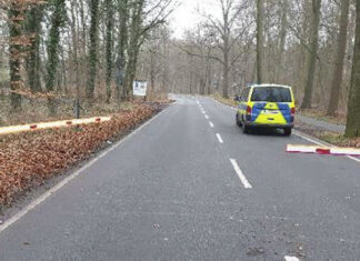 Zeugenaufruf: Unbekannte zerstören Schranken an der Waldchaussee Zerstörte Schranke an der Waldchaussee