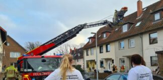 Personenrettung mit Bergungskorb und Drehleiter