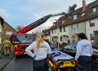 Feuerwehr Langenhagen unterstützt Rettungsdienst mit Drehleiter Personenrettung mit Bergungskorb und Drehleiter
