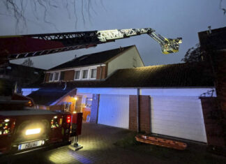 Erneut unterstützt die Langenhagener Feuerwehr den Rettungsdienst mit der Drehleiter Langenhagener Feuerwehr unterstützt den Rettungsdienst mit der Drehleiter