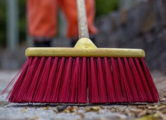 Bescheide für Straßenreinigungs- und Wintergebühren kommen ab Mitte des Jahres Besen / Gehwegreinigung