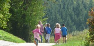 Kinder / Freizeit / Waldspaziergang