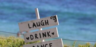 Schild-lachenn-trinken-tanzen