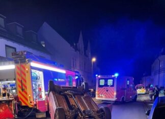 Verkehrsunfall in der Groß-Buchholzer Straße PKW landet bei Verkehrsunfall in Groß-Buchholz auf dem Dach