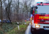 Fahrzeug schleudert durch die Luft, überschlägt sich und landet im Wald