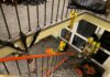 Feuerwehr rettet mit Seil über Treppenhaus