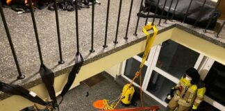 Feuerwehr rettet mit Seil über Treppenhaus