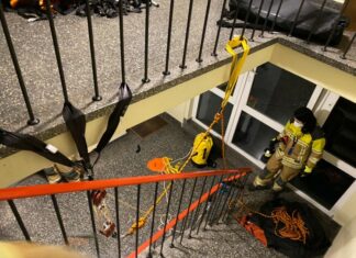 Rettungsdienst benötigt Unterstützung der Feuerwehr Langenhagen – Feuerwehrzufahrt zugeparkt Feuerwehr rettet mit Seil über Treppenhaus
