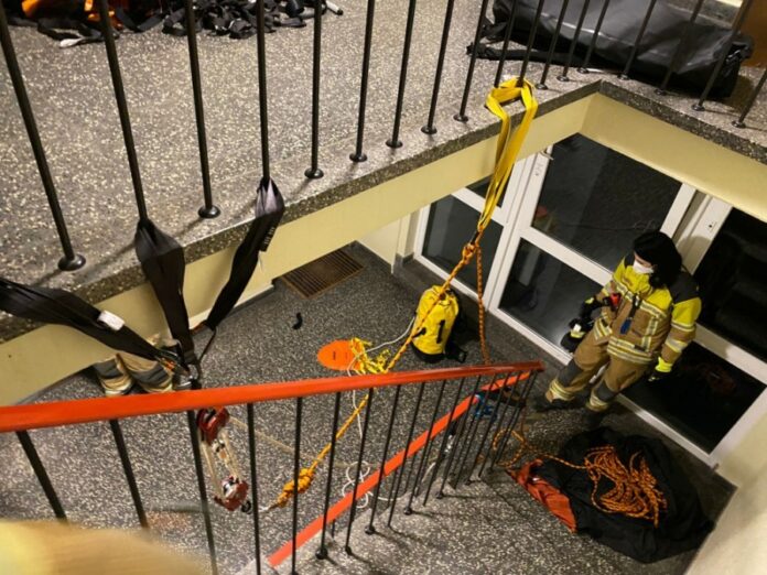 Feuerwehr rettet mit Seil über Treppenhaus