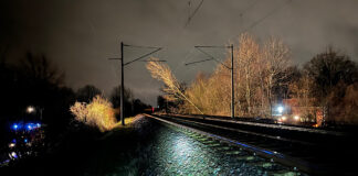 Vom Sturm angeschobener Baum hängt in Oberleitung der Bahn.