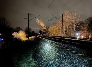 Krähenwinkel: Abgeknickter Baum hängt in Oberleitung und legt Bahnverkehr lahm Vom Sturm angeschobener Baum hängt in Oberleitung der Bahn.