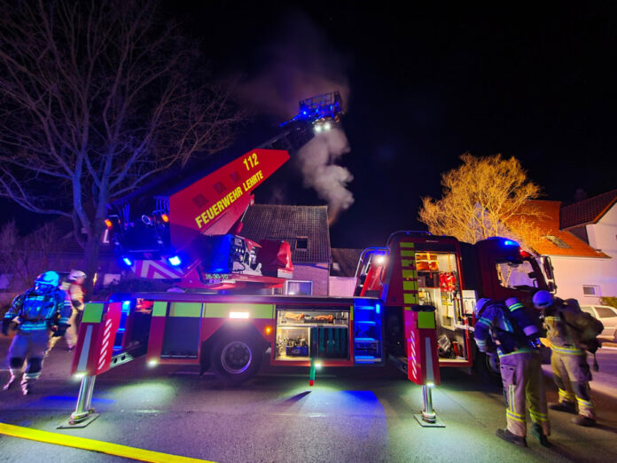 Feuerwehren aus dem Lehrter Stadtgebiet verhindern ausgedehnten Dachstuhlbrand