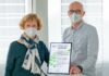 Zentrumsleiterin Professorin Dr. Brigitte Schlegelberger (links) mit Dr. Tim Ripperger, PhD, Oberarzt und Teamleitung Angewandte Genetik im Institut für Humangenetik.