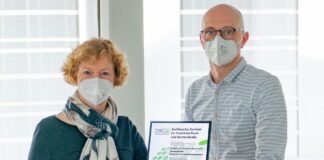 Zentrumsleiterin Professorin Dr. Brigitte Schlegelberger (links) mit Dr. Tim Ripperger, PhD, Oberarzt und Teamleitung Angewandte Genetik im Institut für Humangenetik.