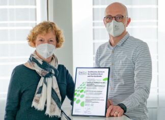 DKG zertifiziert MHH-Zentrum für Familiären Brust- und Eierstockkrebs Zentrumsleiterin Professorin Dr. Brigitte Schlegelberger (links) mit Dr. Tim Ripperger, PhD, Oberarzt und Teamleitung Angewandte Genetik im Institut für Humangenetik.