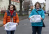 Christine Söhlke (links) und Anette Mecke zeigen die Pläne für den Bereich der Bachstraße. Hinter ihnen ist die geplante Sperrung, im Bereich des Spielplatzes, angedacht.