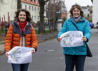 Grünes Licht für eine neue Bachstraße – Vorhaben startet in 2023 Christine Söhlke (links) und Anette Mecke zeigen die Pläne für den Bereich der Bachstraße. Hinter ihnen ist die geplante Sperrung, im Bereich des Spielplatzes, angedacht.