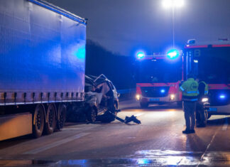 Pkw kollidiert mit Sattelzug Tödlicher Verkehrsunfall auf der A7 zwischen Laatzen und Rasthof Wülferode