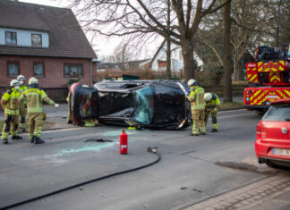 Langenhagen: PKW überschlägt sich auf der Walsroder Straße und bleibt auf der Seite liegen – Rettungshubschrauber im Einsatz Autounfall