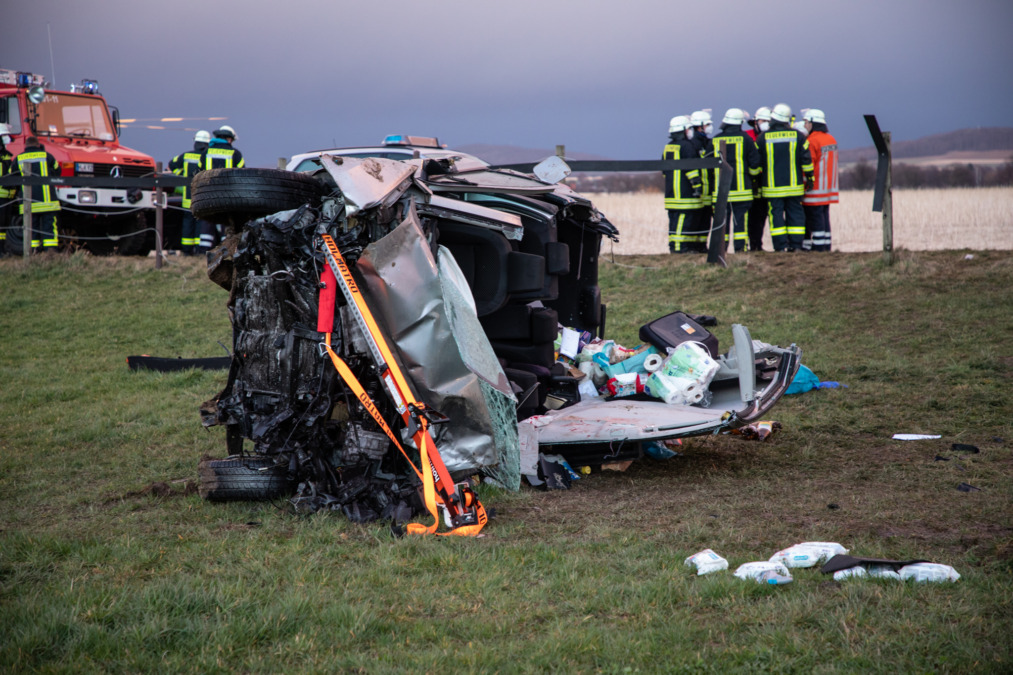 Verkehrsunfall mit mehreren PKW und vier schwer- und mehreren leichtverletzten Personen. Ein Kind verstirbt noch an der Unfallstelle in Barsinghausen.