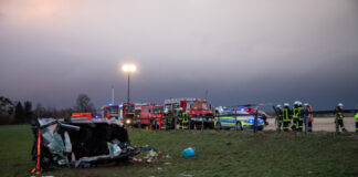 Verkehrsunfall mit mehreren PKW und vier schwer- und mehreren leichtverletzten Personen. Ein Kind verstirbt noch an der Unfallstelle in Barsinghausen.