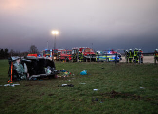 39-Jährige liefert sich mutmaßlich illegales Straßenrennen – zwei Kinder tödlich verletzt Verkehrsunfall mit mehreren PKW und vier schwer- und mehreren leichtverletzten Personen. Ein Kind verstirbt noch an der Unfallstelle in Barsinghausen.