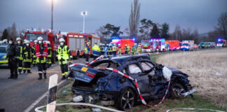 Verkehrsunfall mit mehreren PKW und vier schwer- und mehreren leichtverletzten Personen. Ein Kind verstirbt noch an der Unfallstelle in Barsinghausen.