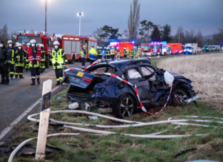Kind stirbt bei Frontalzusammenstoß in Barsinghausen Verkehrsunfall mit mehreren PKW und vier schwer- und mehreren leichtverletzten Personen. Ein Kind verstirbt noch an der Unfallstelle in Barsinghausen.