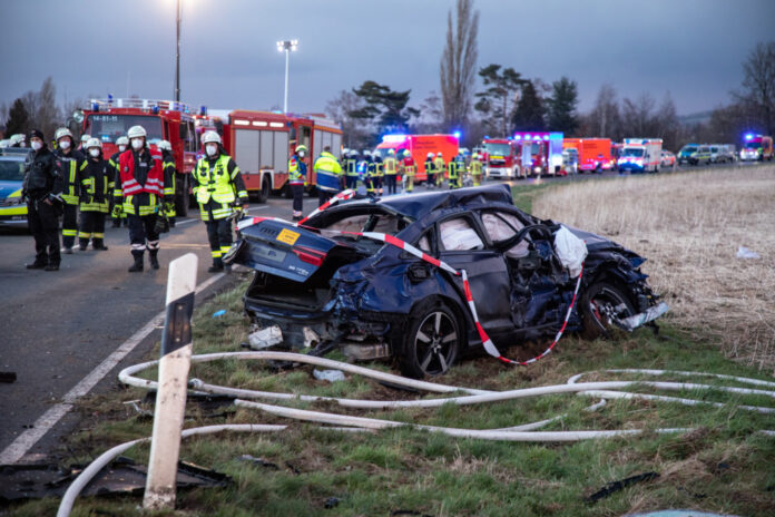 Verkehrsunfall mit mehreren PKW und vier schwer- und mehreren leichtverletzten Personen. Ein Kind verstirbt noch an der Unfallstelle in Barsinghausen.