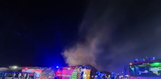 Großaufgebot der Feuerwehr Lehrte im Einsatz auf Recycling-Betrieb für Holz